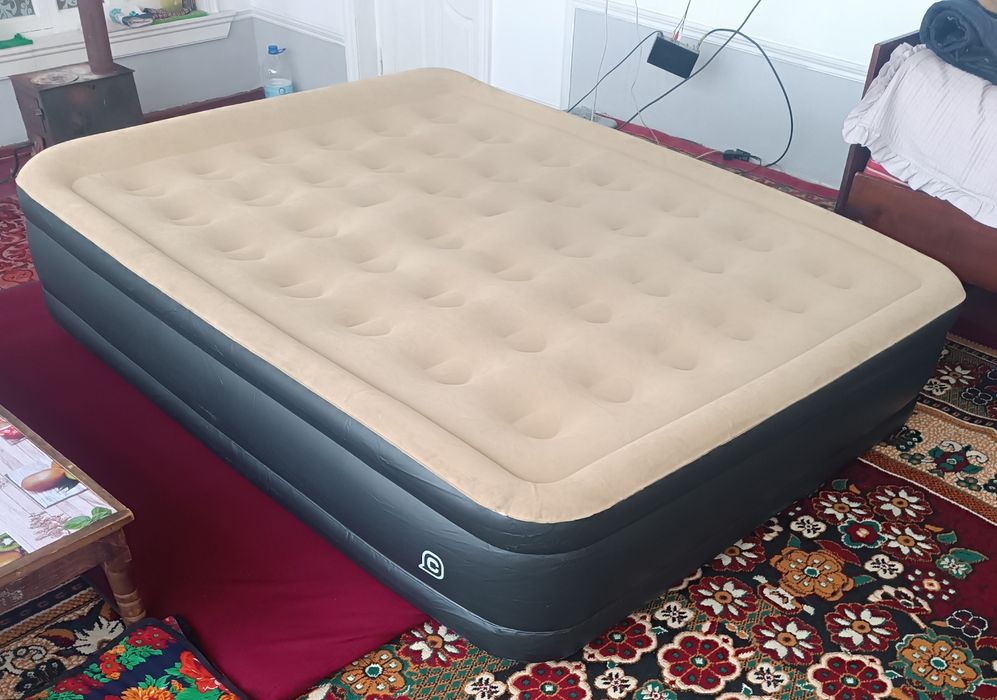 Naduvnoy divan sotiladi. 2 kishilik 1 oy ishlangan xolati yangi.