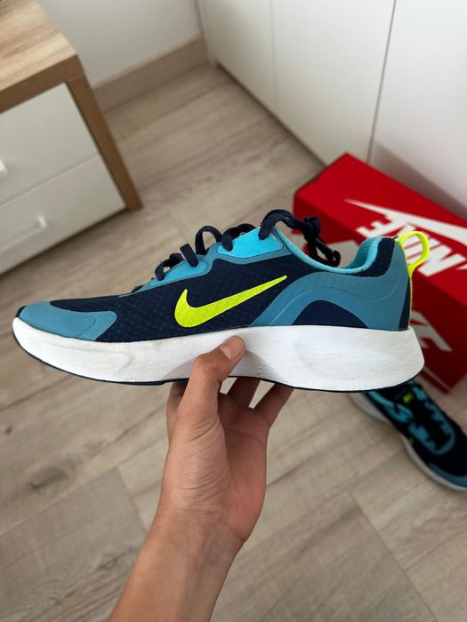 Vând adidași Nike