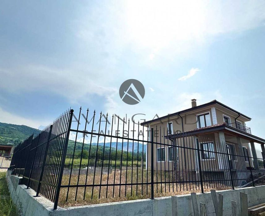 оф.23377 Самостоятелна къща с двор/с.Брестник