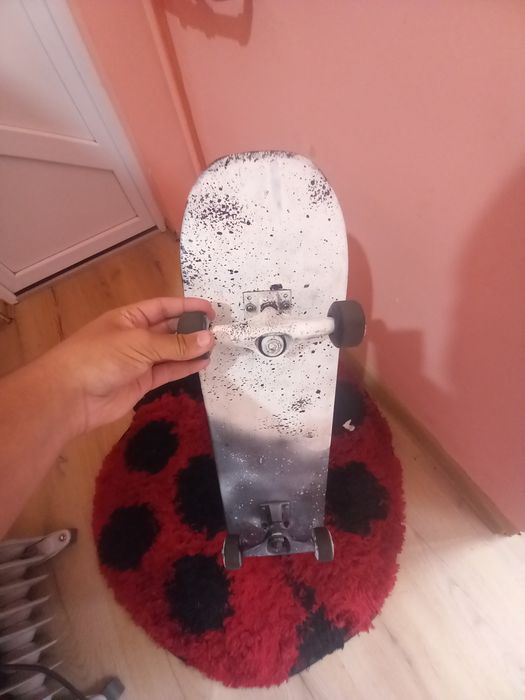 Vând skateboard freestyle costum