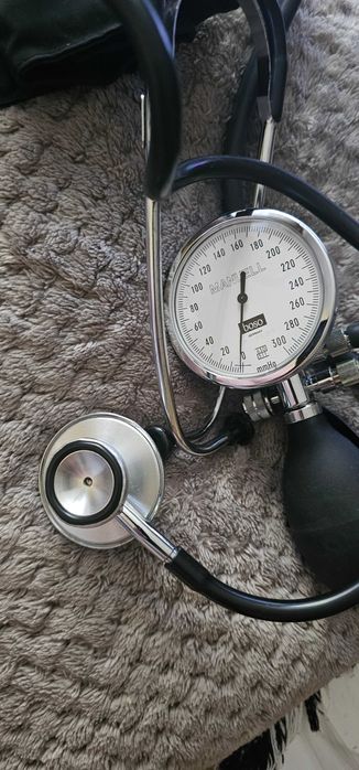 stetoscop si aparat luat tensiunea