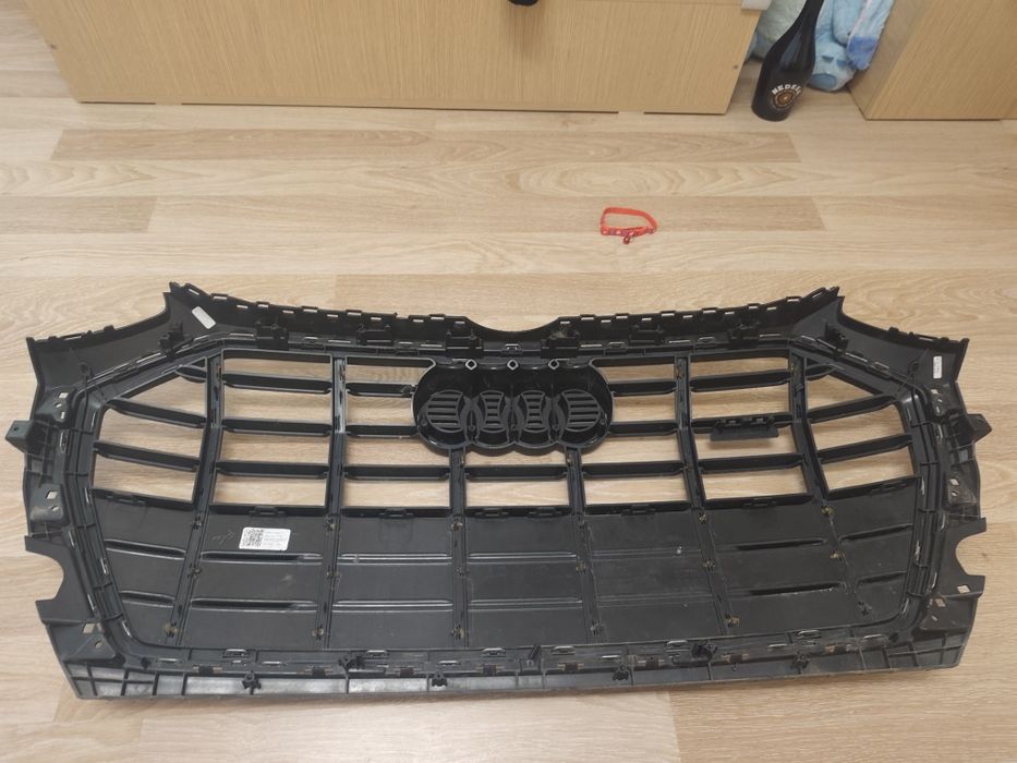 Vând grilă față centrală pentru Audi Q5 2024, culoare neagră, model conform pozelor.