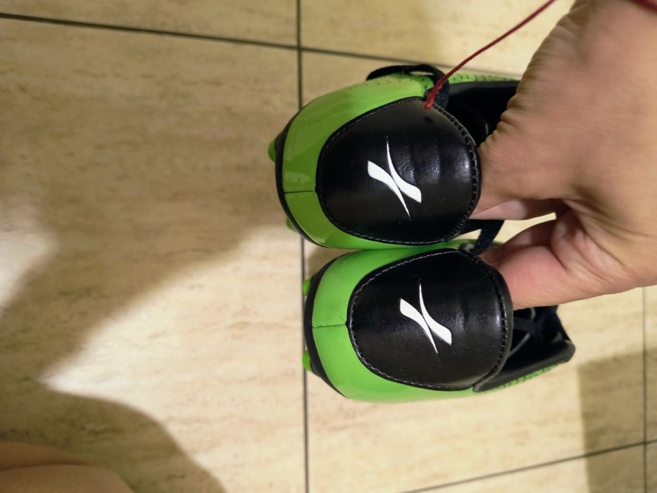 Чисто нови футболни бутонки mat star