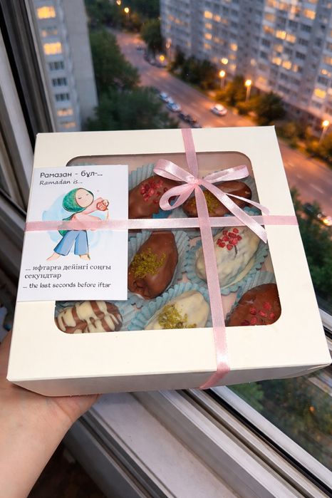 Свежий финики в шоколаде