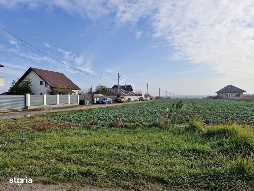 Teren langa case cu utilitati, lac la 300 metri,700 mp, 38500 euro