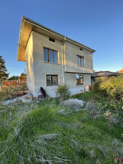 Двуетажна масивна къща