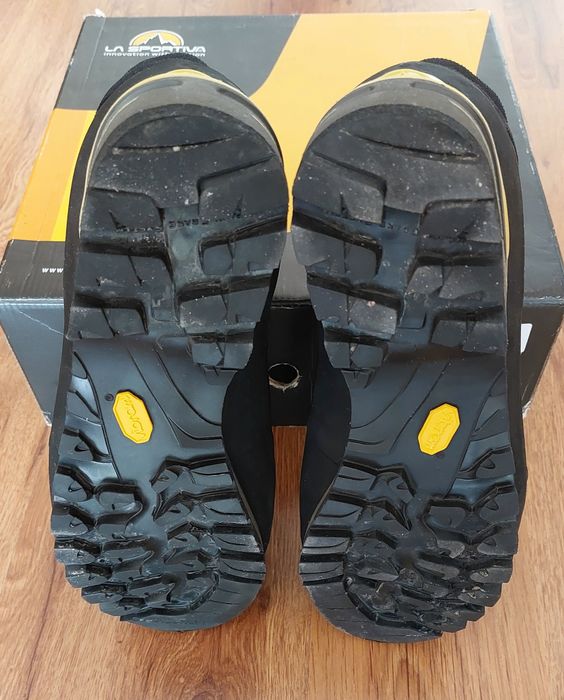 Продавам мъжки туристически обувки La Sportiva