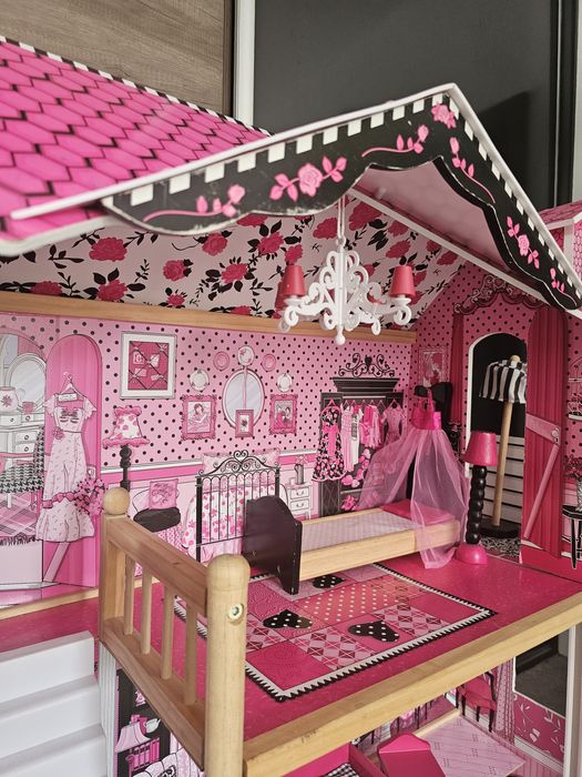 Vand casuta pentru papusi