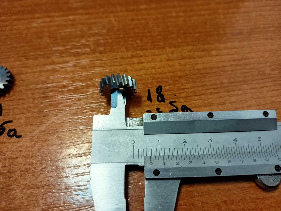 Зъбни колела метални, зъбчатки 18 и 19 зъба.