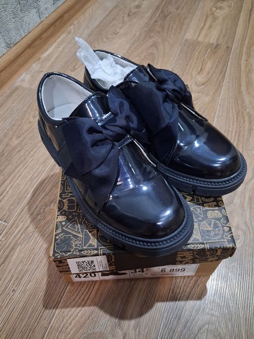 Продам школьные туфли