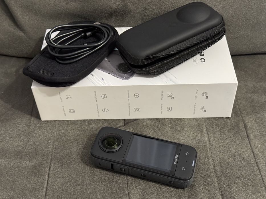 Insta360 X3 cu accesorile din pachet si o husa extra