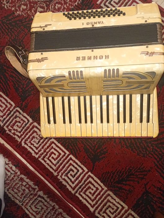 Vând acordeon Hohner tango 1