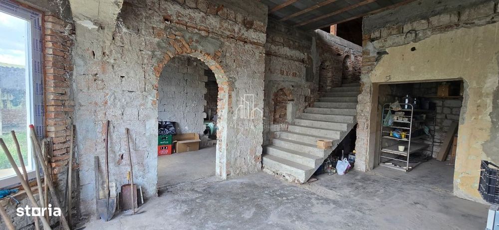 Clădire multifuncțională de vânzare, 470mp utili/nivel, Saes, judet Mu
