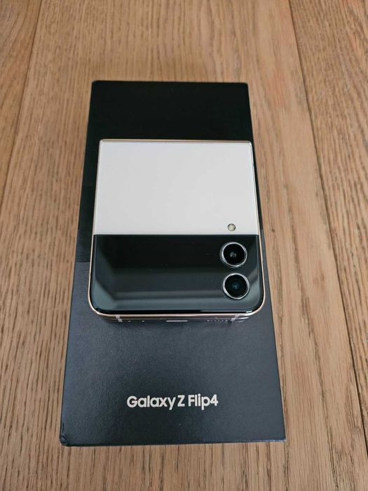 Samsung Galaxy Z Flip 4 256 GB цвят Pink Gold