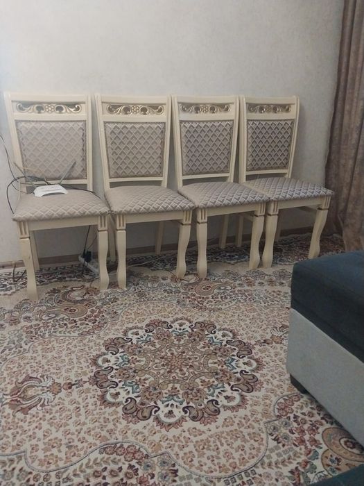 Стол и стулья в отличном состоянии