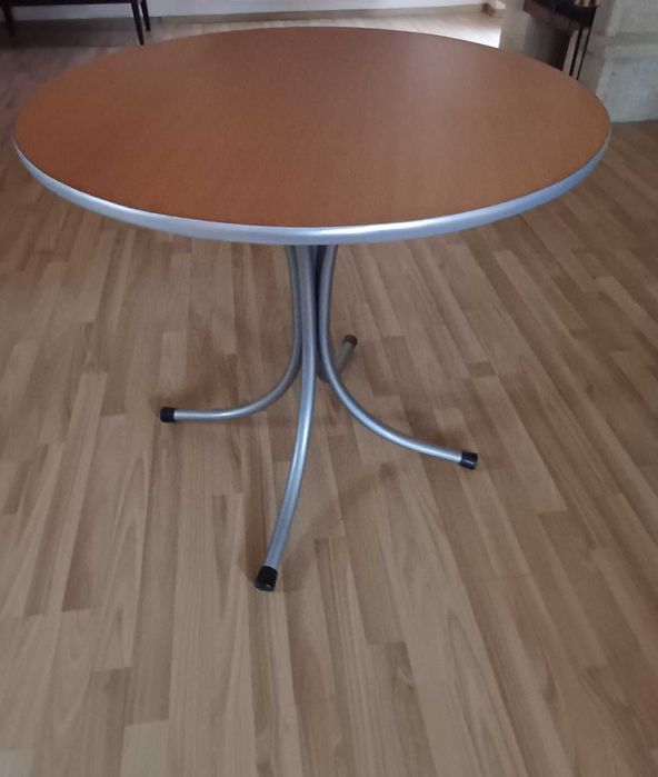 Masa cu blat rotund pentru bucătărie