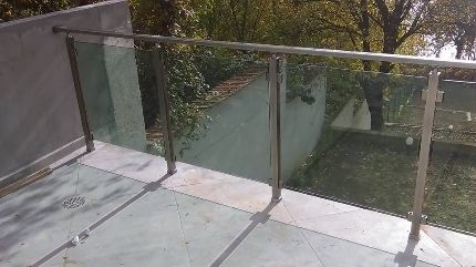 Алуминиеви парапети със стъкло