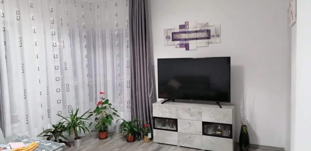 Închiriez apartament 2 camere + loc de parcare