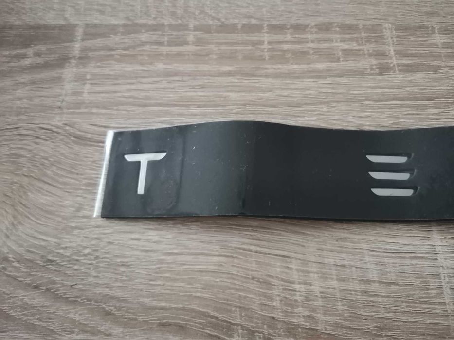 сребрист надпис Tesla Тесла