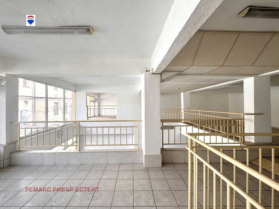 Дава се под наем Магазин в Русе, Център - 330 кв.м за 1275 € - Снимка #8