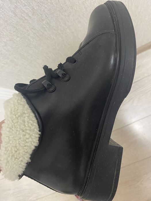 Продам женские ботинки