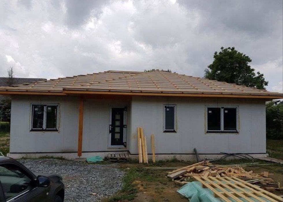 Vând case pe structură metalică și panouri sendwich