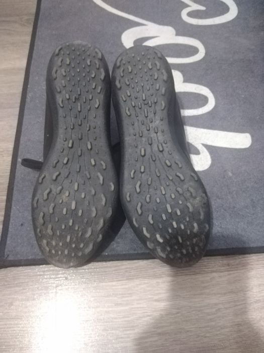 Футболни обувки за изкуствена трева