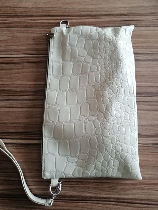 Дамски чанти Mango и Louis Vuitton