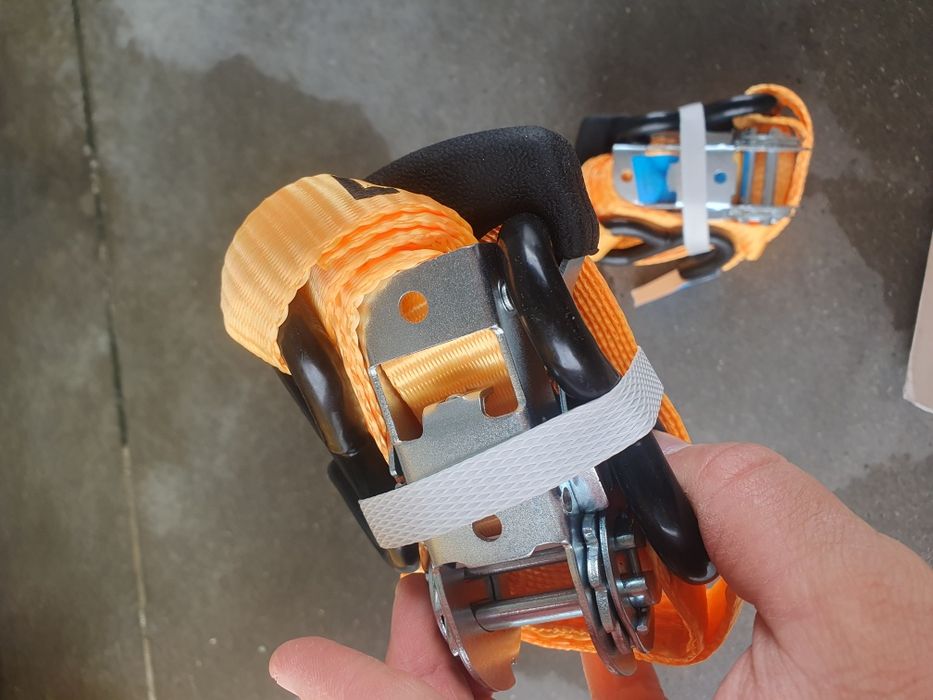 Продавам 4  броя колана с тресчотки