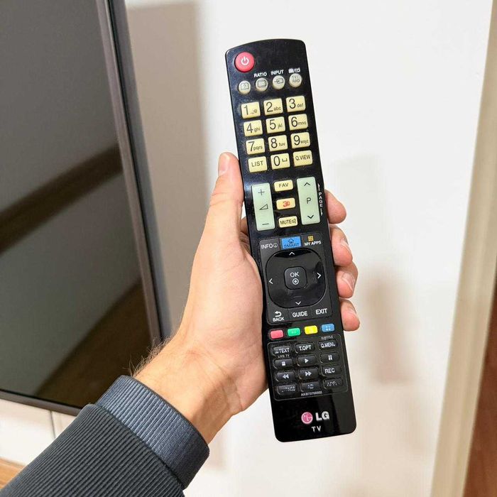 Телевизор LG смарт ТВ с креплением на стену