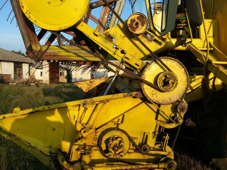 Dezmembrez Combina New Holland m140