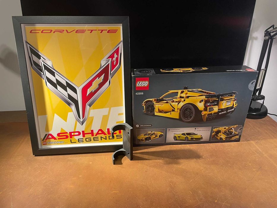 Set modele auto LEGO Technic cu rama si suport 42205 42184