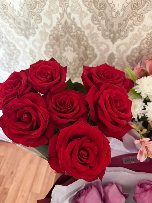 Продаются цветы.