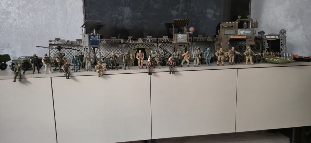 Продам игрушки военную базу