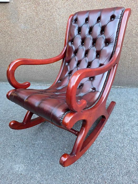 Шкаф с метален обков