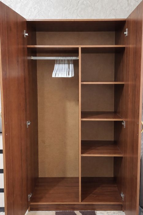 Распашной шкаф в спальню