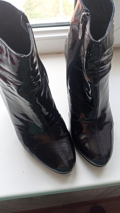Лакированные ботильоны