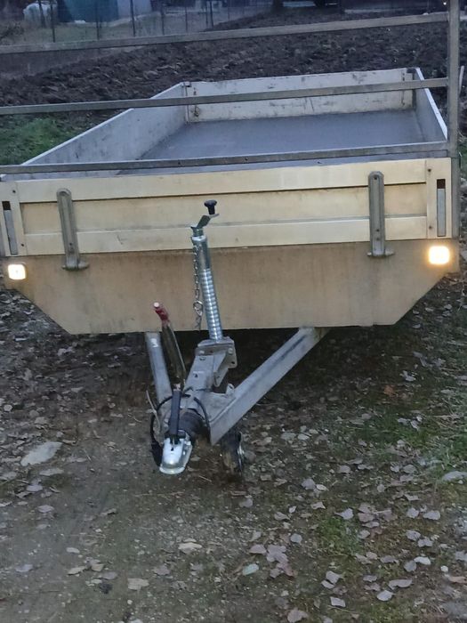 Remorca auto cu sistem de frânare