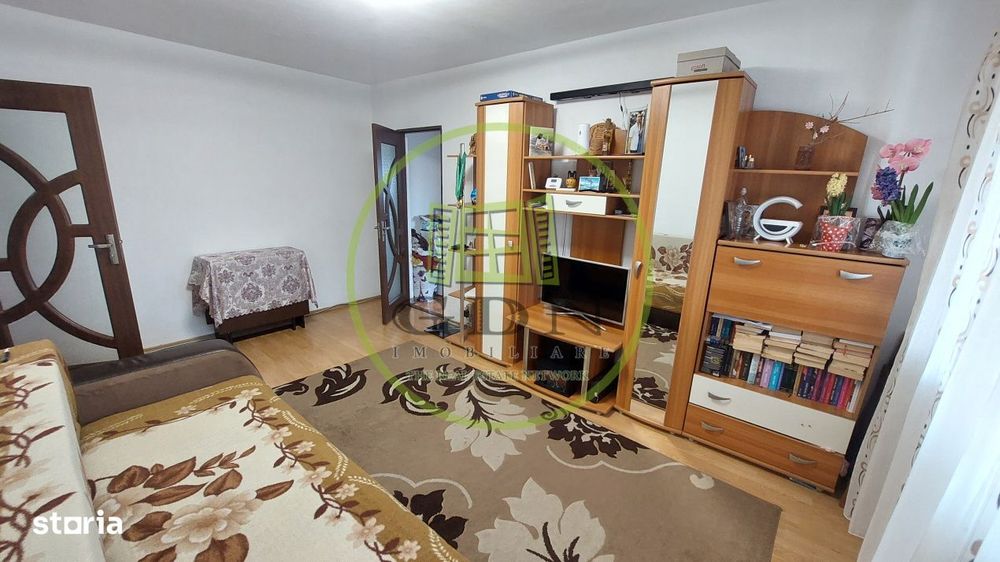 Apartament trei camere semidecomandat, etajul 5, Craiovita zona Niella