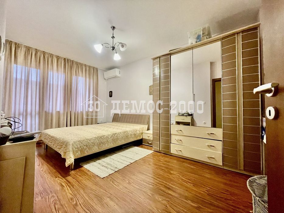 Напълно обзаведен тристаен апартамент с ПАРКОМЯСТО в района на ОКРБ