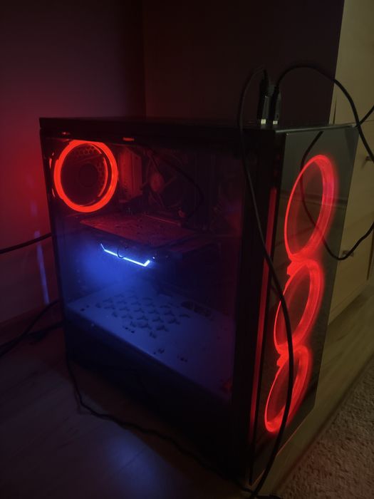 Геймърски компютър с цялостна периферия