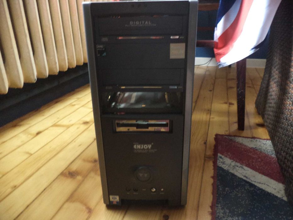 Продавам kaкачствена  голяма компютарна кутия+малка+захранване