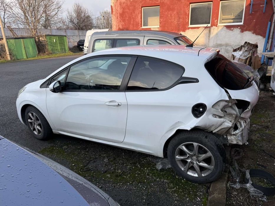 Пежо 208 1.0 VTI 2013г. На части