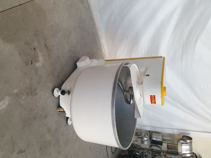 Продавам немска спирална двускоростна тестомесачка Erka 240литра