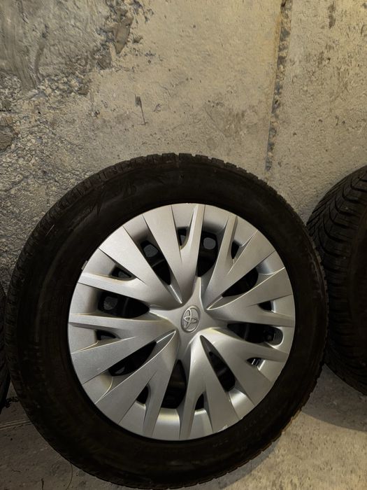 Оригинални джанти с гуми и тасове Toyota 5x100 15''