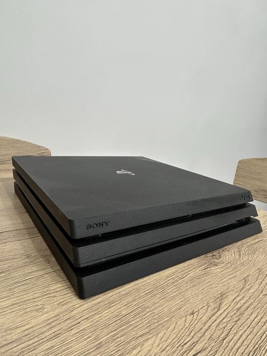 PlayStation 4 Pro 1TB + 2 Controllere + FIFA 23 + GTA V – Stare Excelentă