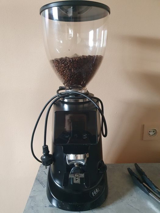 Продаётся профессиональная кофемолка simonelli