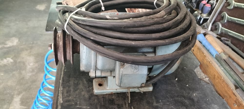 Vând motor electric la 220 volți 3 kw 2800 turații preț 700 lei