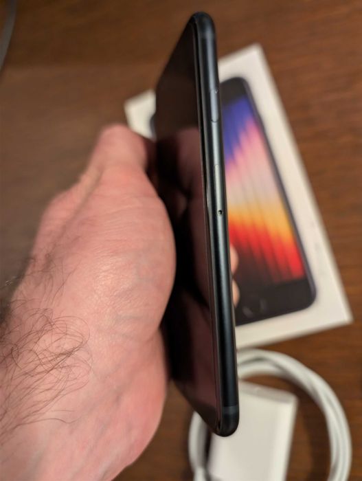 iPhone SE gen 3, 64GB, 5G, Negru, Husa originala + incarcator si folie