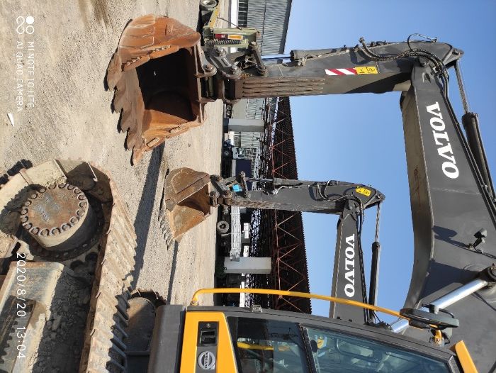 Экскаватор Volvo EC300DL с гидромолотом